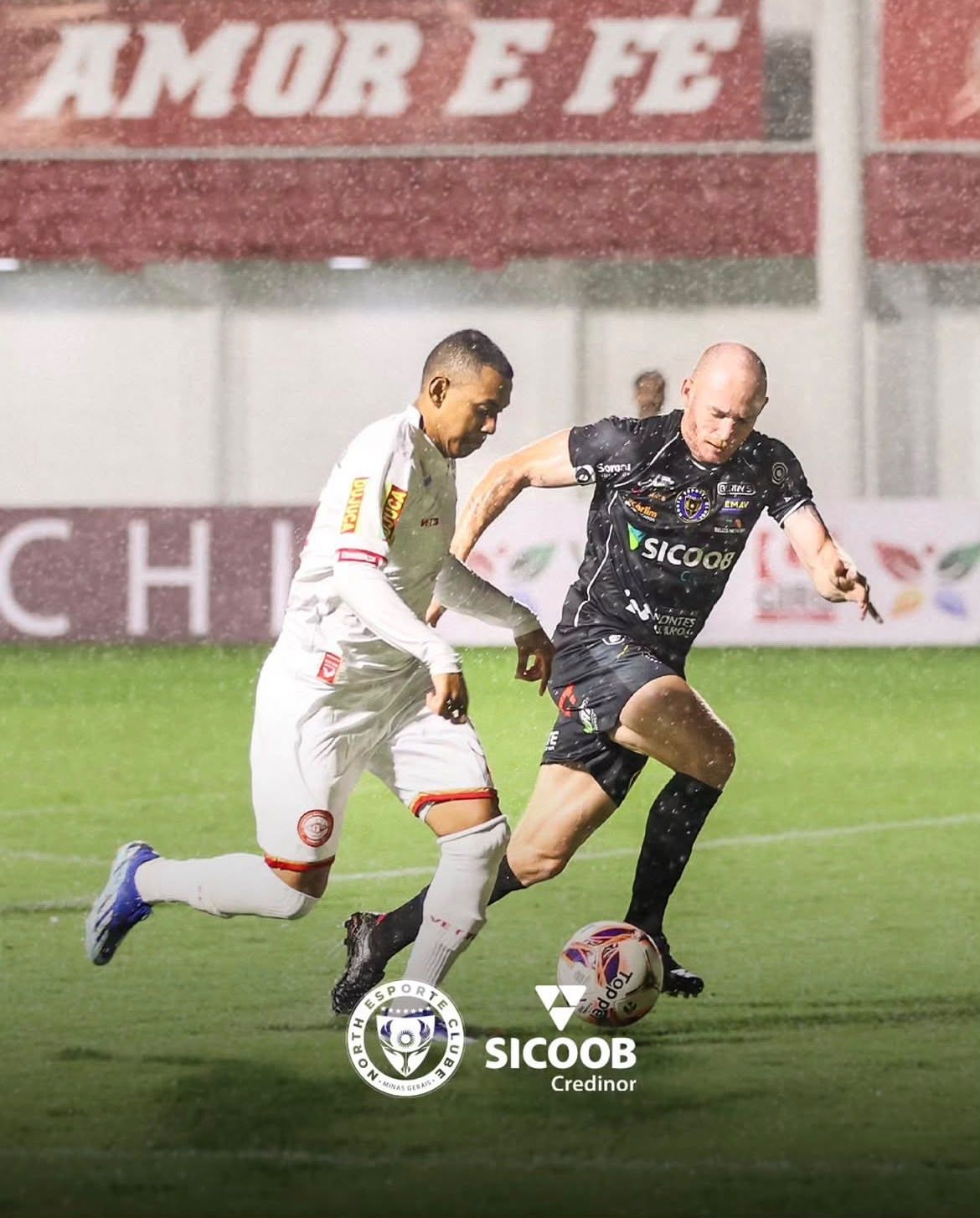 Jogadores do North e adversário disputam a bola sob a chuva.